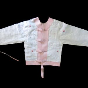 Straitjacket, 2022, Ricamo e stampa su camicia di  forza rivestita da tessuto a telaio  da corredo, 203x76cm