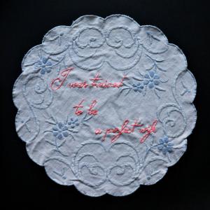 I was trained, 2022, Inchiostro e cera epilatoria su centrino da corredo, 27x28cm