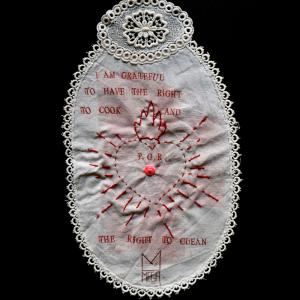 I am grateful, 2022, Inchiostro e cera epilatoria su centrino da corredo, 31x19cm