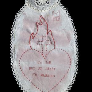 I am sad, 2022, Inchiostro e cera epilatoria su centrino da corredo, 31x19cm