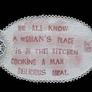 We all know, 2022, Inchiostro e cera epilatoria su centrino da corredo, 31x19cm