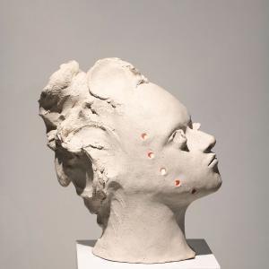 Piccola testa illuminata 1 , 2015 , Terracotta e luci led , 14x24x20cm