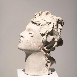 Piccola testa illuminata 4,  2015,  Terracotta e luci led, 14x24x20cm