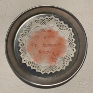 Born to make my husband happy, 2023, Inchiostro e ceretta epilatoria su centrino da Corredo, 25cm