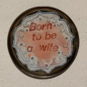 Born to be a wife, 2023, Inchiostro e ceretta epilatoria su centrino da Corredo, 12cm