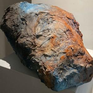 Testa 01, 2023, Gesso, rete di ferro e stracci di cotone, dipinta a olio, 45x30x50cm