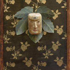 Buddino, 2017, Tronco di alloro scolpito e dipinto, olio,cartoncino tempere e pastelli, tessuto stampato, 95x65cm