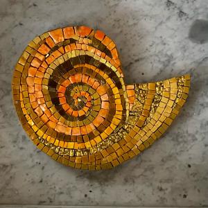 Venus, 2022, Pasta vitrea e oro su aerolam, diametro 28x2cm