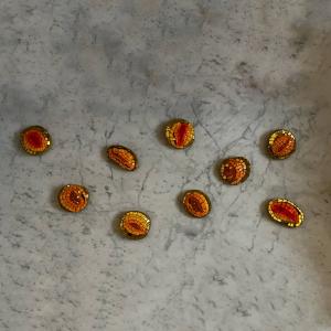 Summer Activators (9 Pezzi), 2022, Pasta vitrea, vetro e oro su aerolam, diametro 10x2cm